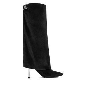 Kozaki Juicy Couture. Czarne kozaki Juicy Couture, bez wzorów, bez obcasa, na szpilce, bez zapięcia. Za 459,99 zł.