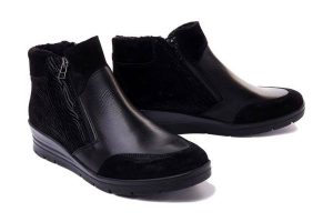COMFORTABEL 990224-01 schwarz, botki damskie. Czarne botki Comfortabel, na zimę, bez wzorów, bez obcasa, na koturnie, bez zapięcia. Za 404,90 zł.