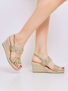 Bellucci Sandały w kolorze złotym na koturnie rozmiar: 41. Żółte sandały Bellucci, bez wzorów, z otwartym noskiem, bez obcasa, na koturnie, bez zapięcia. Za 100,99 zł.