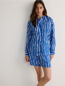 Koszula oversize z modalem - niebieski. Niebieskie koszule Reserved, l, bez wzorów, z bawełny, bez kołnierzyka, bez ramiączek. W wyprzedaży za 69,99 zł.