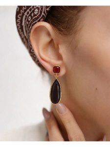 Pierres delicates Pozłacane kolczyki-wkrętki z tygrysim okiem rozmiar: onesize. Brązowe kolczyki Pierres delicates, pozłacane. Za 73,95 zł.