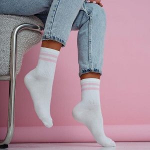 Białe skarpetki damskie dwa paski 1233 pn. Białe skarpetki Milena, bez wzorów, z bawełny. Za 16,90 zł.