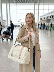 Pikowana torba podróżna z uchwytami - kremowy. Białe torby podróżne i sportowe Sinsay, bez wzorów. Za 39,99 zł.