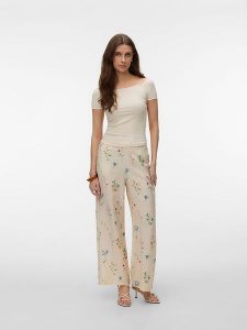 Vero Moda Spodnie w kolorze beżowym rozmiar: M. Brązowe spodnie z wysokim stanem Vero Moda, bez wzorów, z materiału, z podwyższonym stanem. Za 83,42 zł.