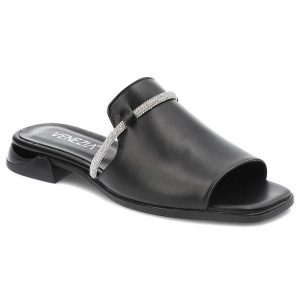 Czarne Klapki Venezia Eleganckie Skórzane Buty. Czarne klapki Venezia, bez wzorów, ze skóry, bez obcasa. Za 359,00 zł.