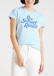 DAMSKI T-SHIRT LEE LEE GRAPHIC TEE REGULAR FIT SKY BLUE L41AEPNR 112108860. Niebieskie t-shirty Lee, l, bez wzorów, bez kołnierzyka, bez ramiączek. Za 69,99 zł.