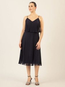 APART Sukienka w kolorze granatowym rozmiar: 36. Niebieskie sukienki Apart, bez wzorów, bez kołnierzyka, bez ramiączek, midi. Za 217,99 zł.