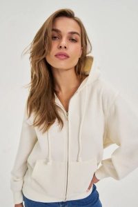 Bluza z kapturem ecru. Bluzy MOODO, l, bez wzorów, z bawełny, z kapturem. Za 139,99 zł.
