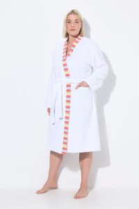 Damskie szlafrok z dzianiny dresowej brzegi w paski wiązany pasek długi rękaw. Białe szlafroki Ulla Popken, plus size, bez wzorów, z bawełny, plus size, bez kaptura. Za 223,99 zł.