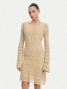 Guess Sukienka dzianinowa W5GK48 Z3E22 Beżowy Slim Fit. Brązowe sukienki Guess, s, z aplikacjami, z dzianiny, bez kołnierzyka, bez ramiączek. Za 299,99 zł.