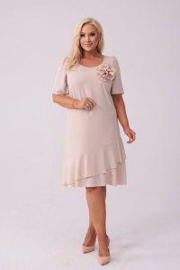 Elegancka beżowa sukienka Evelyn na wesele PLUS SIZE XXL. Brązowe sukienki Moda Size Plus Iwanek, na imprezę, plus size, z aplikacjami, z elastanu, eleganckie, bez kołnierzyka, plus size, bez ramiączek, midi. Za 289,90 zł.