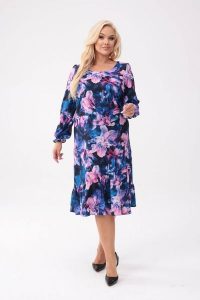 Sukienka Floriana - kobiecość i komfort w kwiatowym wydaniu w odcieniach fioletu PLUS SIZE XXL OVERSIZE. Czerwone sukienki Moda Size Plus Iwanek, na co dzień, na jesień, plus size, bez wzorów, z elastanu, eleganckie, bez kołnierzyka, plus size, bez ramiączek, midi, dopasowane. W wyprzedaży za 169,90 zł.