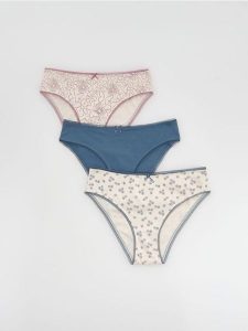 Bawełniane majtki typu figi 3 pack - złamana biel. Figi Reserved, bez wzorów, z bawełny. W wyprzedaży za 35,99 zł.