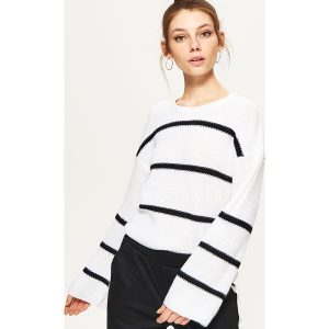 Krótki sweter oversize w paski - Biały. Białe swetry oversize marki Cropp, w paski, z krótkim rękawem. W wyprzedaży za 29,99 zł.