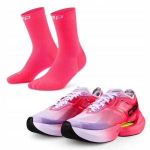 Zestaw biegacza: damskie buty sportowe i skarpety biegowe. Czerwone skarpetki CEP, bez wzorów. Za 907,20 zł.