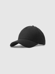 4F Czapka z daszkiem strapback uniseks - czarna Uniwersalny. Czarne czapki 4f, bez wzorów, z syntetyku, klasyczne. W wyprzedaży za 59,99 zł.