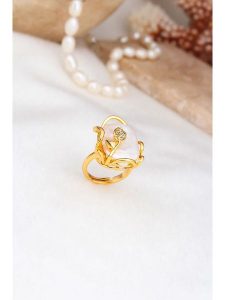 Pierres delicates Pierścionek w kolorze białym z perłą rozmiar: onesize. Białe pierścionki Pierres delicates, z perłą, z mosiądzu. Za 50,95 zł.