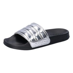 Klapki basenowe adidas Shower Slides. Czarne klapki ADIDAS, bez wzorów, z materiału, bez obcasa. Za 119,00 zł.