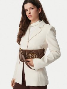 LOVE MOSCHINO Torebka JC4111PP1PLC0300 Brązowy. Brązowe torebki klasyczne LOVE MOSCHINO, bez wzorów, ze skóry, bez dodatków. Za 682,99 zł.