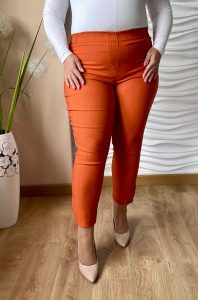 Spodnie chinosy Nina z zamkami 7/8 w odcieniach pomarańczu PLUS SIZE XXL. Chinosy Nasi partnerzy, bez wzorów, z elastanu, krótkie. Za 159,90 zł.