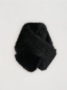 Szalik ze sztucznego futra - czarny. Czarne szaliki Reserved, bez wzorów. Za 89,99 zł.