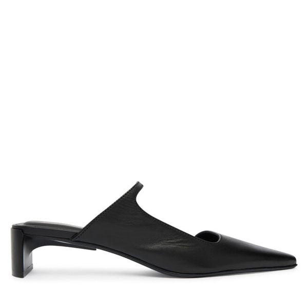 Klapki Calvin Klein. Czarne klapki Calvin Klein, bez wzorów, bez obcasa. Za 496,99 zł.