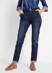 Wygodne jeansy ze stretchem o kroju boyfriend. Niebieskie jeansy bonprix, bez wzorów, z jeansu. Za 124,99 zł.