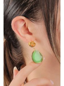 Pierres delicates Pozłacane kolczyki-wkrętki z tygrysim okiem rozmiar: onesize. Żółte kolczyki Pierres delicates, pozłacane. Za 34,99 zł.