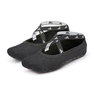 Skarpety do jogi i pilatesu Adidas Yoga Socks. Czarne skarpetki ADIDAS, bez wzorów. Za 54,60 zł.