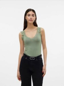 Vero Moda Top "Rosa" w kolorze zielonym rozmiar: M. Zielone topy Vero Moda, m, bez wzorów, z koronki, bez kołnierzyka, bez ramiączek. Za 52,95 zł.