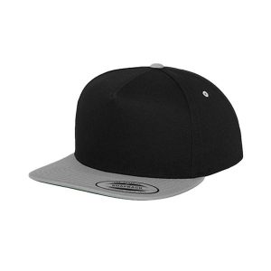 Klasyczna 5panelowa Czapka Z Daszkiem. Czarne czapki FLEXFIT, bez wzorów, klasyczne. Za 73,99 zł.