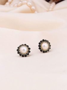 Pierres de Jade Pozłacane kolczyki-wkrętki z perłami i onyksami rozmiar: onesize. Czarne kolczyki Pierres de Jade, z onyksem, pozłacane. Za 56,99 zł.