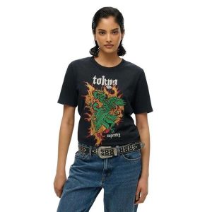 Damska koszulka na co dzień Superdry Neo Trad Tattoo. Czarne koszulki sportowe Superdry, bez wzorów, bez ramiączek. W wyprzedaży za 156,95 zł.