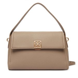 Torebka Calvin Klein. Brązowe torebki klasyczne Calvin Klein, bez wzorów, bez dodatków. Za 569,99 zł.