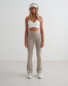 Damskie legginsy rozszerzane z wysokim stanem dla wysokich Sense ciemnogliniane. Brązowe legginsy AIM'N, bez wzorów, z elastanu, z podwyższonym stanem, długie. Za 344,00 zł.
