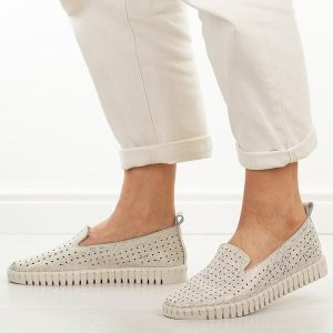 Złote skórzane półbuty damskie Cambell 19433. Żółte półbuty Cambell, na jesień, w ażurowe wzory, z jeansu, bez obcasa, na płaskiej podeszwie, bez zapięcia. Za 219,00 zł.