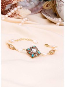 L'Atelier de Gaia Pozłacana bransoletka z perłami i turkusami rozmiar: onesize. Białe bransoletki L'Atelier de Gaia, z perłą, pozłacane. Za 52,99 zł.