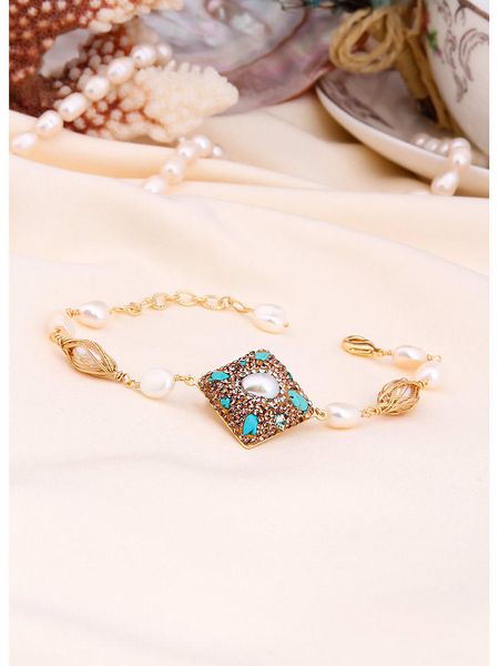 L'Atelier de Gaia Pozłacana bransoletka z perłami i turkusami rozmiar: onesize. Białe bransoletki L'Atelier de Gaia, z perłą, pozłacane. Za 87,19 zł.