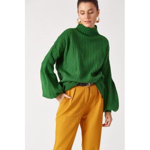 Sweter w kolorze zielonym. Długie swetry marki Robin. W wyprzedaży za 139,95 zł.