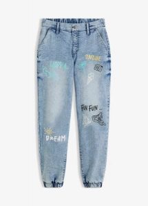 Dżinsy barrel, średni stan, wygodna talia. Niebieskie jeansy bonprix, bez wzorów, z jeansu. Za 179,99 zł.