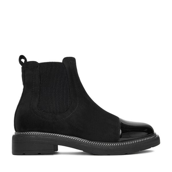 Sztyblety DeeZee. Czarne botki DeeZee, bez wzorów, bez obcasa, na płaskiej podeszwie, bez zapięcia. Za 179,99 zł.