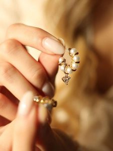 Pierres delicates Pozłacane kolczyki-półkreole z perłami i cyrkoniami rozmiar: onesize. Białe kolczyki Pierres delicates, z cyrkonią, pozłacane. Za 43,99 zł.