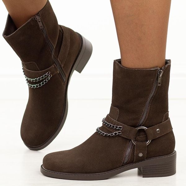 Brązowe wysokie skórzane botki damskie T.Sokolski Z25-141. Brązowe botki Sokolski, na jesień, bez wzorów, z jeansu, z okrągłym noskiem, bez obcasa, na płaskiej podeszwie, bez zapięcia. W wyprzedaży za 315,27 zł.