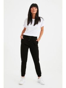 Trendyol Spodnie dresowe w kolorze czarnym rozmiar: XL. Czarne spodnie dresowe Trendyol, xl, bez wzorów, z dresówki. Za 56,99 zł.