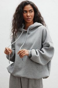 Bluza typu oversize z ociepleniem w kolorze GREY MELANGE - AMBERLY. Szare bluzy Marsala, m, bez wzorów, z bawełny, bez kaptura. Za 299,90 zł.