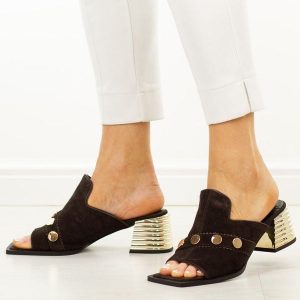 Brązowe skórzane klapki damskie DiA 3143. Brązowe klapki DiA, bez wzorów, ze skóry, bez obcasa, na obcasie. Za 379,00 zł.