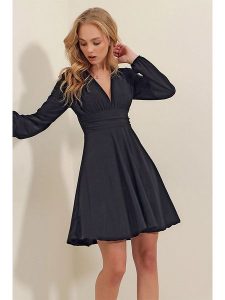 Trend Alacati Sukienka w kolorze czarnym rozmiar: XL. Czarne sukienki Trend Alacati, xl, bez wzorów, bez kołnierzyka, bez ramiączek, mini. Za 52,67 zł.