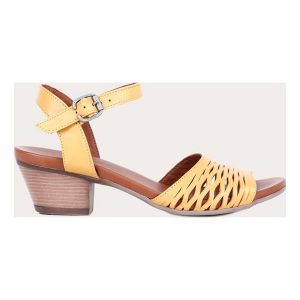 Bueno Skórzane sandały w kolorze żółtym rozmiar: 38. Żółte sandały Bueno, bez wzorów, z otwartym noskiem, bez obcasa, na koturnie, bez zapięcia. Za 91,56 zł.