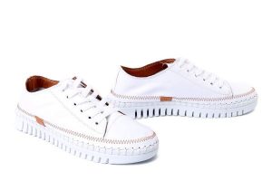 BOCCATO 272.1809 white, półbuty damskie. Białe półbuty Boccato, bez wzorów, ze skóry, bez obcasa, bez zapięcia. Za 203,92 zł.