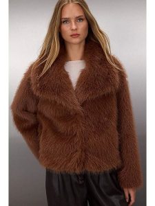 Trendyol Kurtka pluszowa w kolorze brązowym rozmiar: S. Brązowe kurtki Trendyol, s, bez wzorów, bez kaptura. Za 156,61 zł.